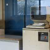 Negli anni 60 il computer assunse dimensioni pi� piccole, quanto un elettrodomestico, prendendo il nome di �minicomputer�. A differenza per� delle lavatrici queste macchine venivano impiegate solo nelle aziende e nelle universit�, non in casa
